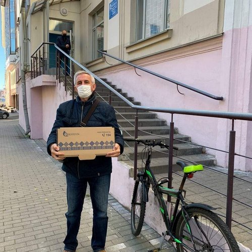 Сяргей Вазняк з турэмнай пасылкай для Андрэя Аляксандрава, прыватны архіў