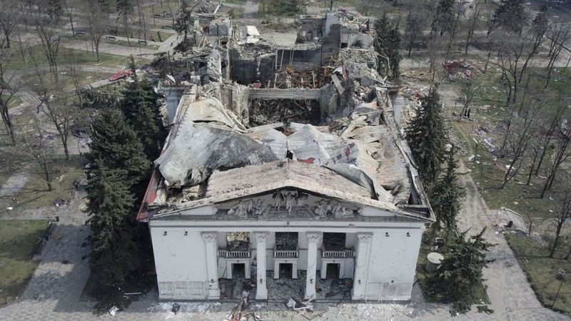Театр в Мариуполе был бомбоубежищем для мирных жителей. 16 марта 2022 года российские военные, согласно расследованию Amnesty International, сознательно сбросили на здание бомбу