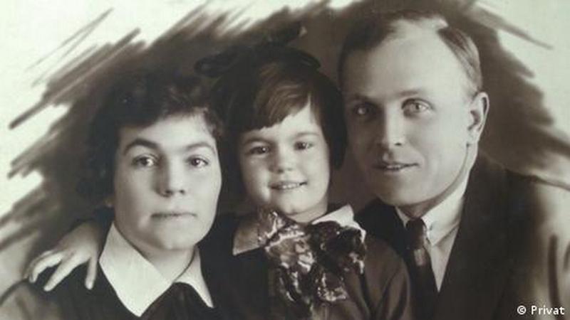 Елена Николаева с дочкой и мужем, фото сделано в 1927 или 1928 году. Фото: privat