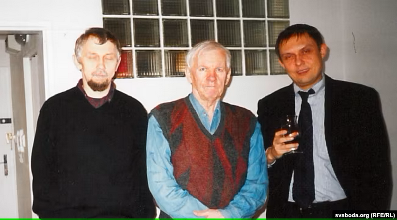 Сяргей Навумчык, Васіль Быкаў і Аляксандар Лукашук у першыя дні пасьля пераезду пісьменьніка ў Прагу. Сьнежань 2002