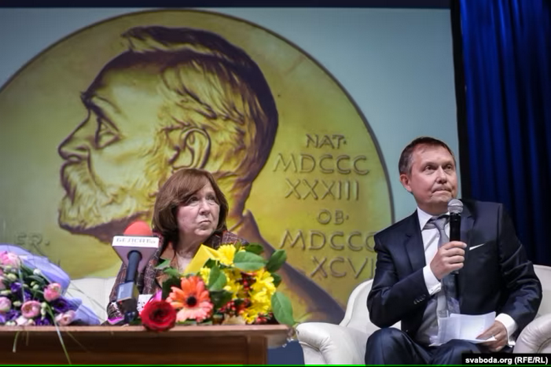 Аляксандр Лукашук і Сьвятлана Алексіевіч падчас прэзэнтацыі кнігі «Алексіевіч на Свабодзе» ў Менску. 2016 год