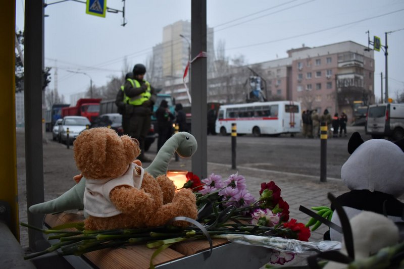 Побач з месцам падзення расійскай ракеты на жылы будынак. Днепр, студзень 2023 года. Фота: Алесь Мінаў