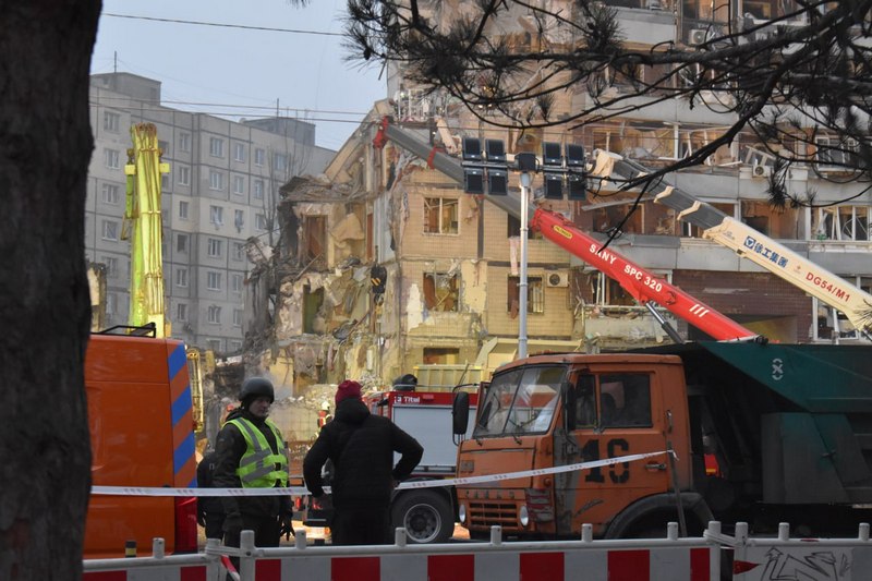На месцы падзення расійскай ракеты на жылы будынак. Днепр, студзень 2023 года. Фота: Алесь Мінаў