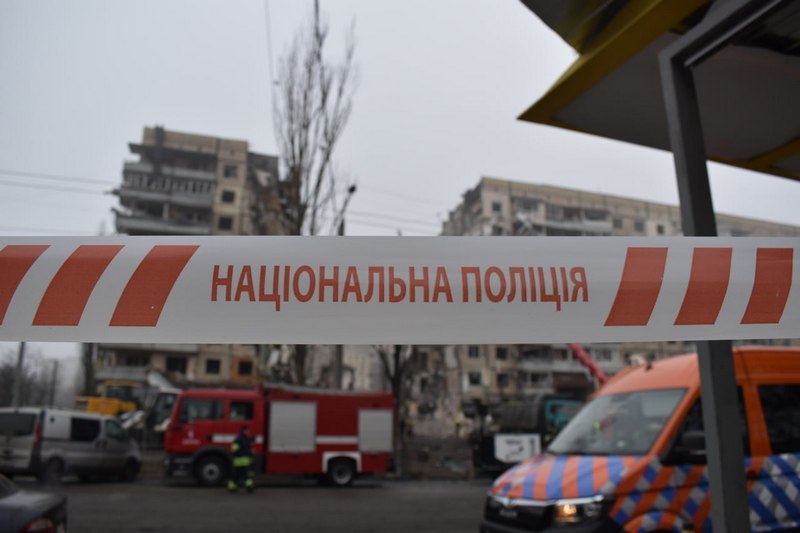 На месцы падзення расійскай ракеты на жылы будынак. Днепр, студзень 2023 года. Фота: Алесь Мінаў