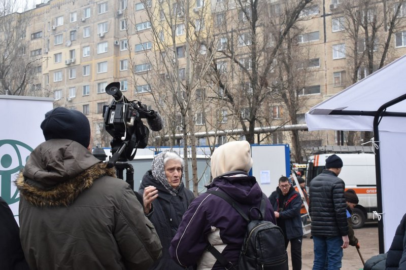 Журналісты працуюць каля разбуранага расійскай ракетай жылога будынку. Днепр, студзень 2023 года. Фота: Алесь Мінаў