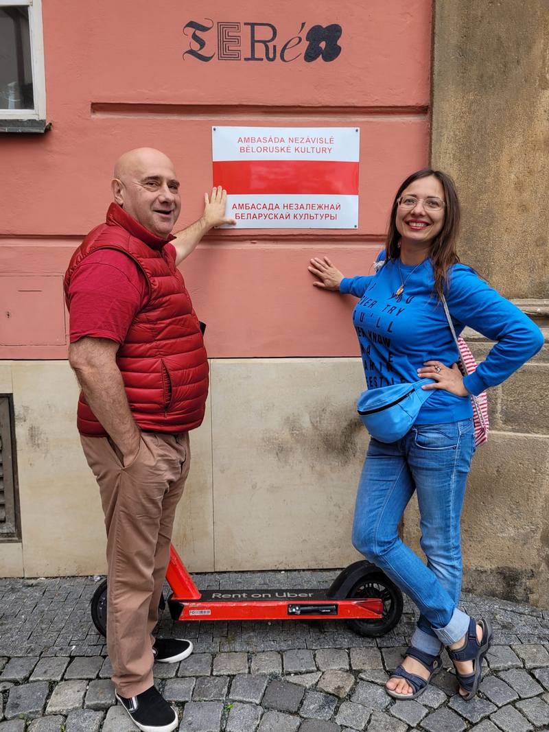 Уладзімір Ушакоў і беларускі драматург Дзіяна Балыка. Прага, 2022 год. Фота з асабістага архіва героя