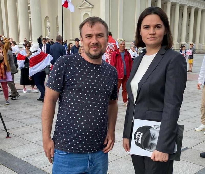 После этого мужчину доставили в РУВД Советского района, где он вместе с другими задержанными подвергся избиениям и пыткам. По словам Фрумана, руководил истязаниями начальник РУВД Сергей Калинник. Как утверждает израильтянин, узнав о его гражданстве, Калинник закричал: «Ах, ты — гражданин Израиля!» — и ударил его палкой в живот. После этого милиционер повернулся к сослуживцам и заявил: «Смотрите, у нас тут гражданин Израиля! Приехали тут нам страну рушить!»