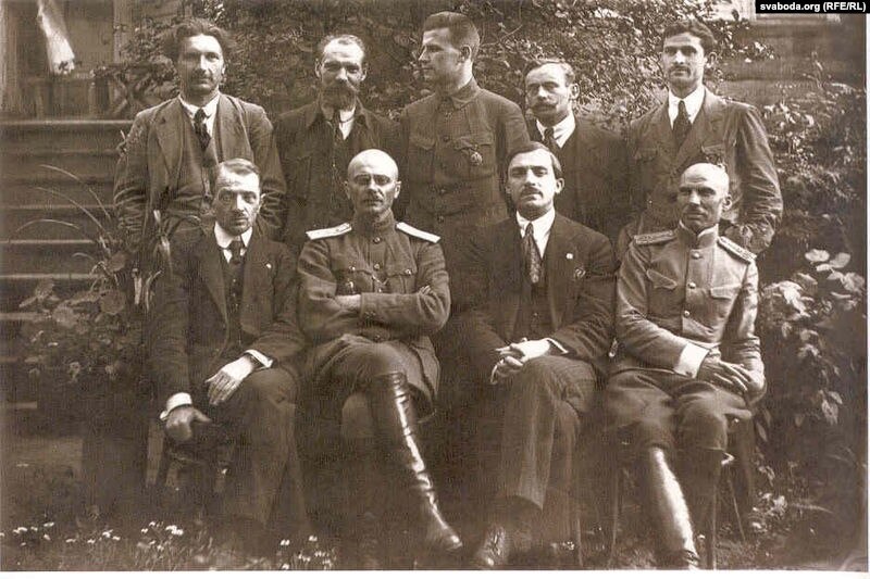 Народны сакратарыят (урад) БНР, 1918 год. Аркадзь Смоліч стаіць у першым шэрагу зьлева