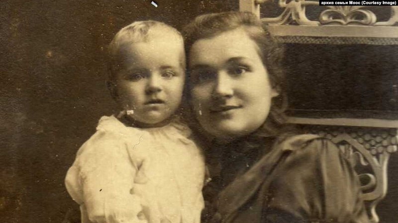 Алеся Смоліч з сынам Максімам. 1920 год, Горадня