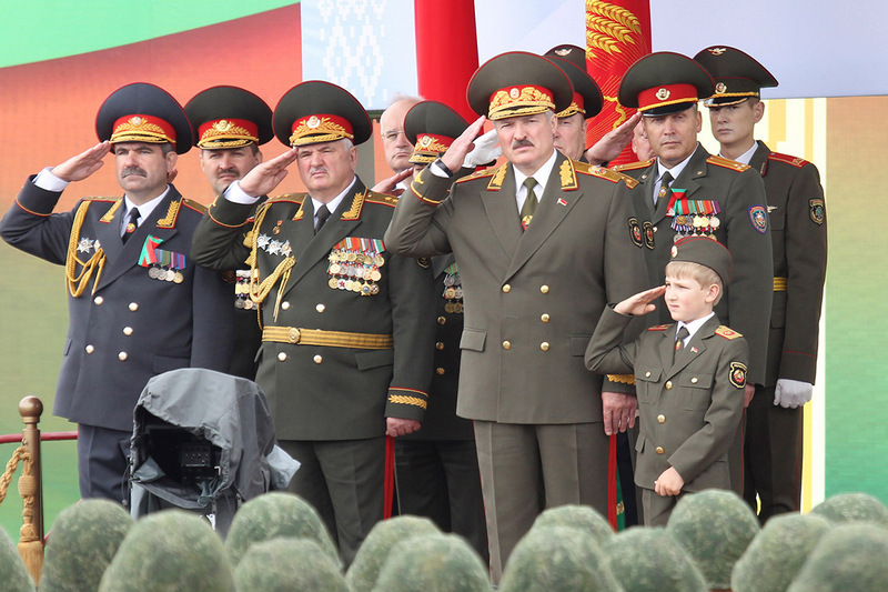Та самая фотография Коли, которая стала поводом для создания аккаунта. Парад в Минске 3 июля 2011 года. Фото: Reuters