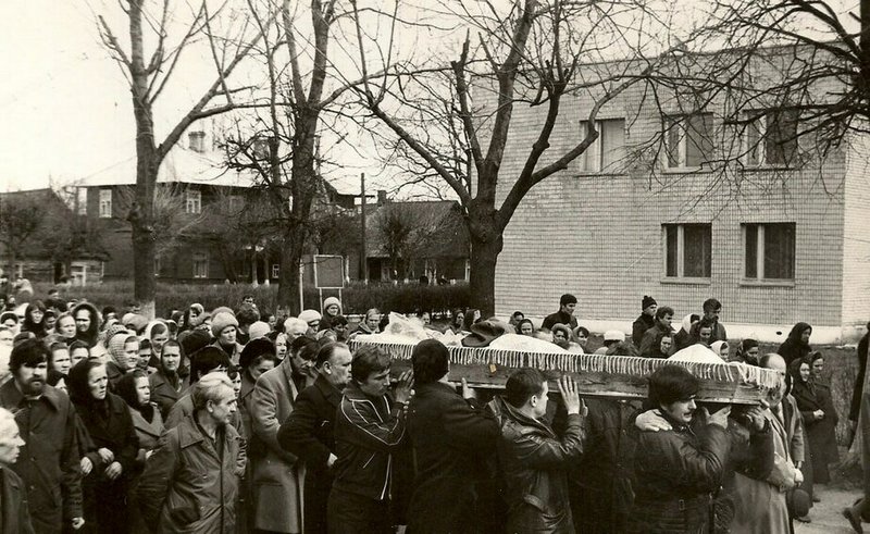 Похороны Ларисы Гениюш. Зельва, 1983 год. Фото: Здислав Ситько, Белорусская библиотека и музей имени Франциска Скорины