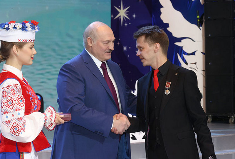 Журналист ОНТ Игорь Тур получает медаль Франциска Скорины. 2021 год. Фото: president.gov.by