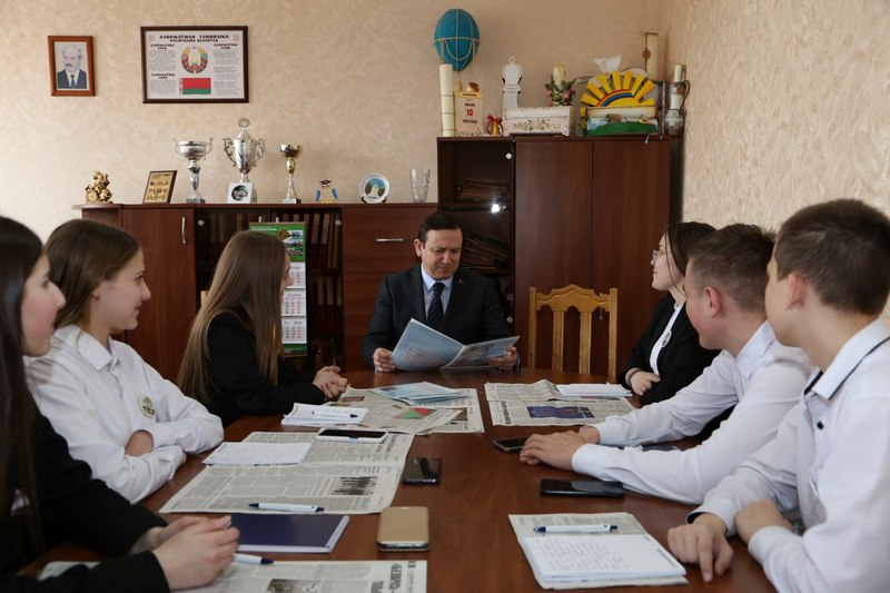 Сустрэча міністра інфармацыі Уладзіміра Пярцова з вучнямі ў Ляхавічах. Фота: газета «Ляхавіцкі веснік»