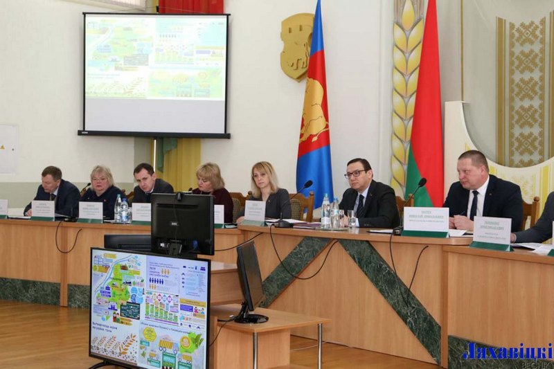 Сустрэча міністра інфармацыі Уладзіміра Пярцова з чыноўнікамі і журналістамі ў Ляхавічах. Фота: газета «Ляхавіцкі веснік»
