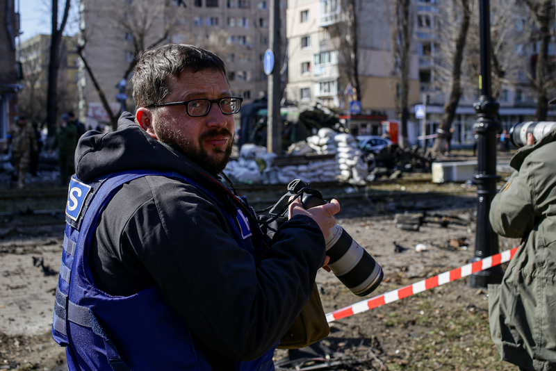 Фатограф Сяргей Нужненка фатаграфуе наступствы расійскага ракетнага абстрэлу Падола ў Кіеве 14 сакавіка 2022 года. Фота: Стас Юрчанка / Graty