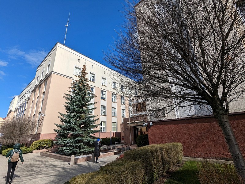 Вход в Urząd wojewódzki находится с правой стороны здания. Фото: Google Maps