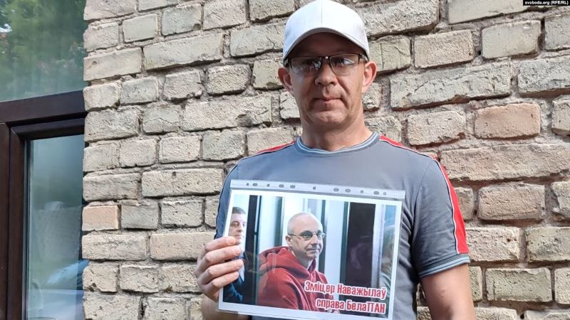 Былы палітвязень Віталь Казлоўскі з партрэтам Зьмітра Наважылава ў Вільні