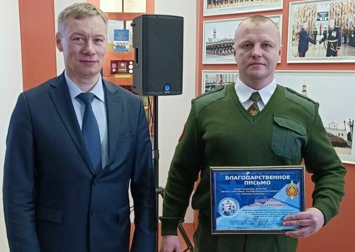 «Майор внутренних войск» Сергей Заславский (он же Автухович) с заместителем министра внутренних дел Беларуси генералом Дмитрием Корзюком. Фото: «Наша Ніва»