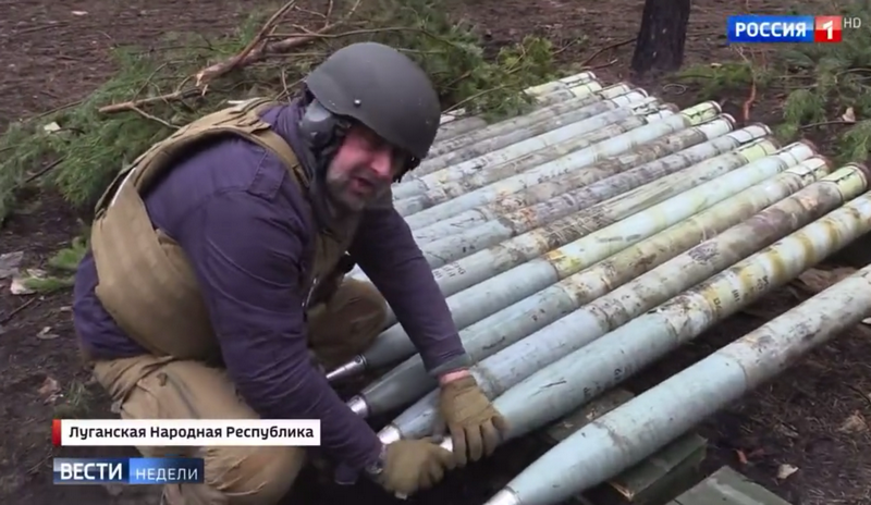 Журналист телеканала «Россия» берет в руки боевое оружие перед камерой. Скриншот