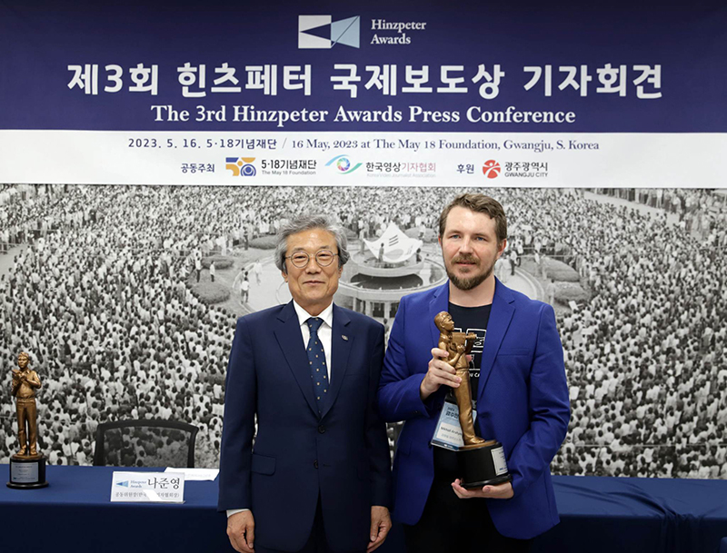 The head of the May 18 Foundation, Won Sunseok, presents the honorary Hinzpeter Awards to Mikhail Arshynski. Photo: Kyounghun Choi