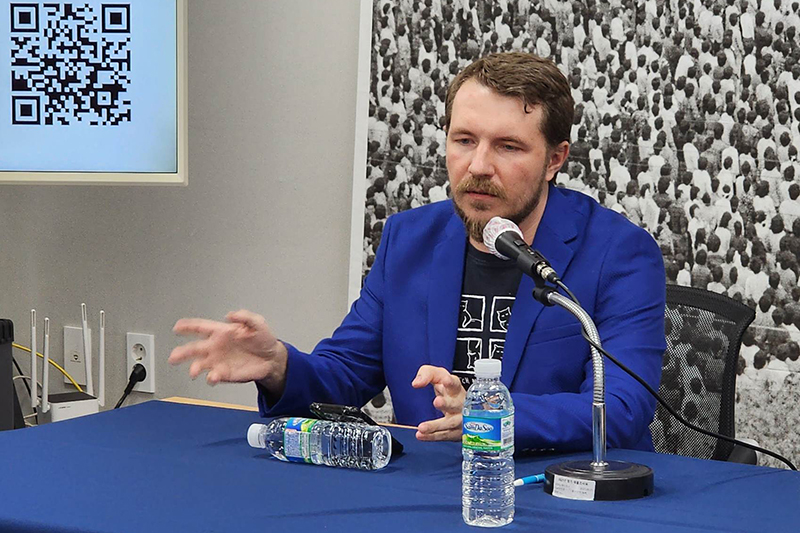Director Mikhail Arshynski talks about the situation with journalists in Belarus. Photo: Kyounghun Choi