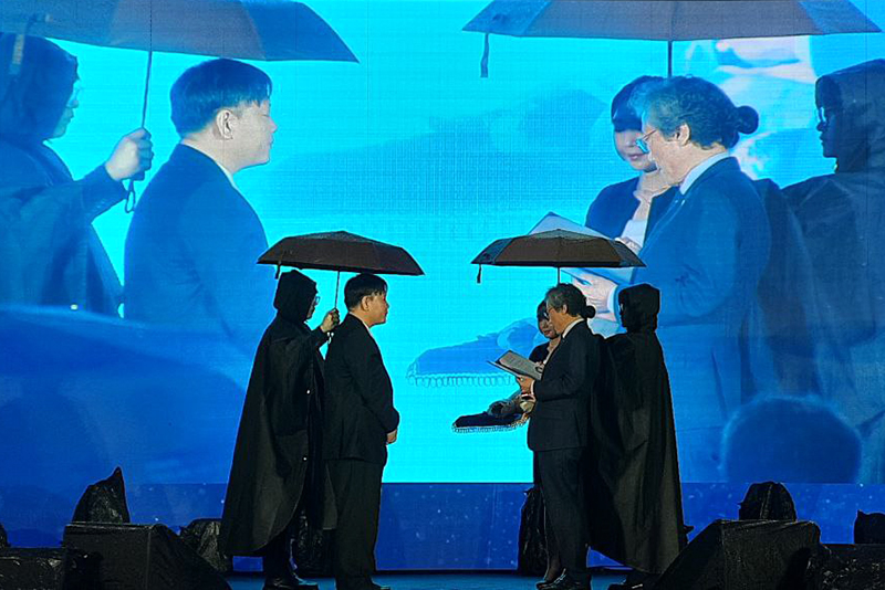 The main award in the field of human rights is received by a representative of a famous Hong Kong activist Chow Hang-tung, who was arrested for political reasons. Photo: Mikhail Arshynski