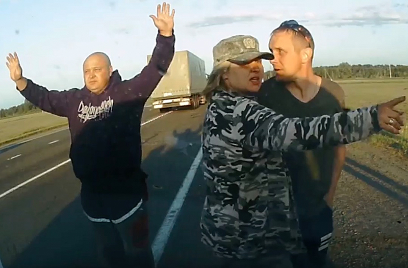 Яўген Катляроў (злева) на скрыншоце відэа, якое ён сам выклаў