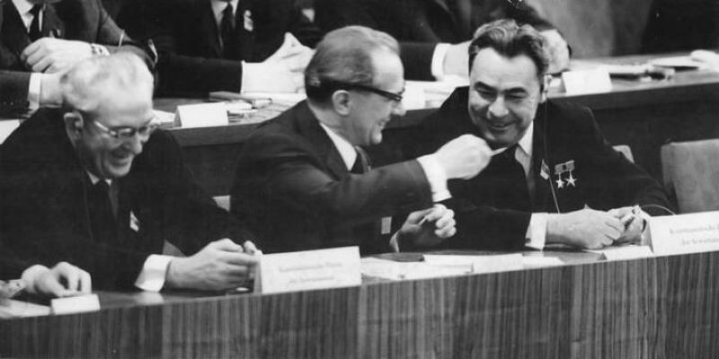 Слева направо: Юрий Андропов (крайний слева) и Леонид Брежнев (справа), 1967 год. Фото: Бундесархив