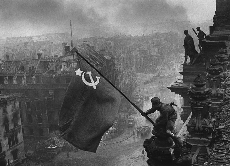 Флаг СССР над рейхстагом в Берлине, 1945 год. Фото: Евгений Халдей