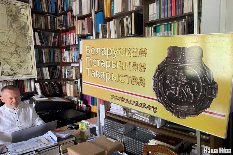 Фонд «Камунікат» мае ўжо ўласныя рарытэты. На фота адна з першых рэкламных шыльдаў фонду