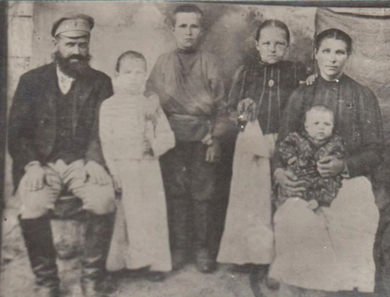 Сям’я Міхася Карася: бацька Андрэй, дочкі Вольга і Люба, сыны Васіль і Міхась, маці Аляксандра. Крыніца: czasopis.pl