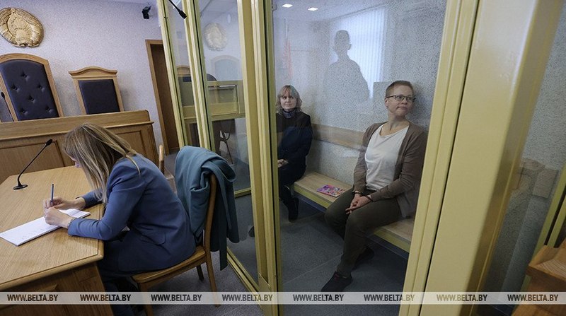 Людміла Чэкіна і Марына Золатава падчас вынясення прысуду. 17 сакавіка 2023 года. Фота: БелТА