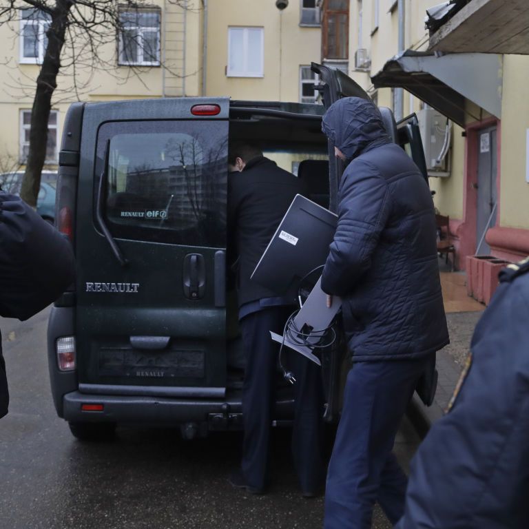 Иллюстративное архивное фото. Силовики выносят технику после обыска в офисе канала "Белсат" / Associated Press