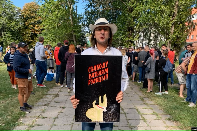 Алесь Пушкін пасьля вызваленьня з турмы на вуліцы Акрэстціна ў Менску, 14 жніўня 2020