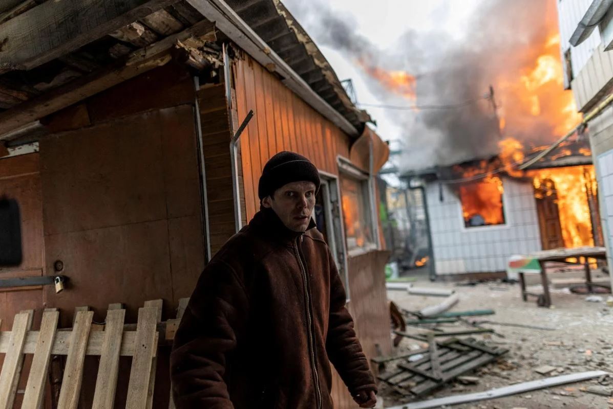 Горят дома в Ирпене / фото REUTERS