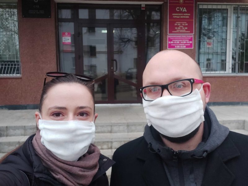 Аліна Скрабунова і Аляксандр Сідарэўскі пасля аднаго з судоў. Фота: архіў герояў