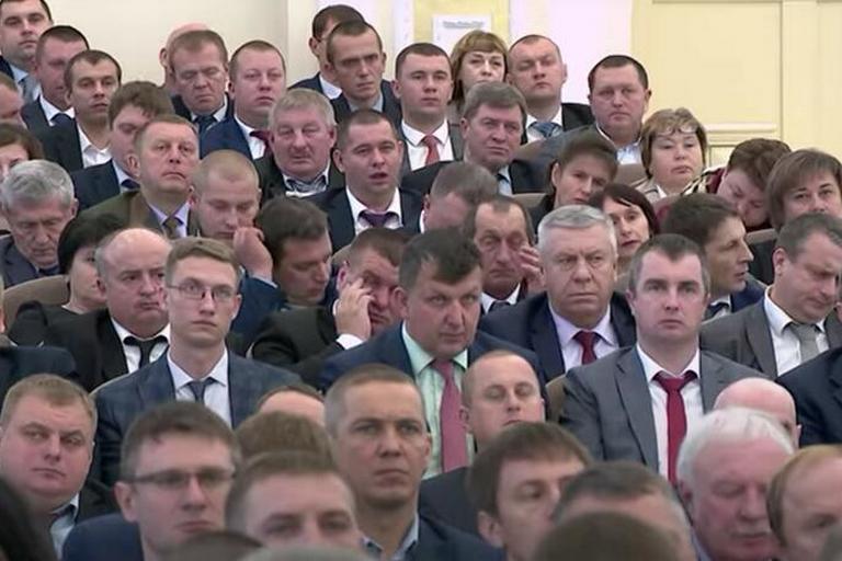 Возмущение Тура вызвала «атмосфера» в зале во время совещания Лукашенко по АПК в Гомеле 25 ноября 2022 года. Скриншот видео