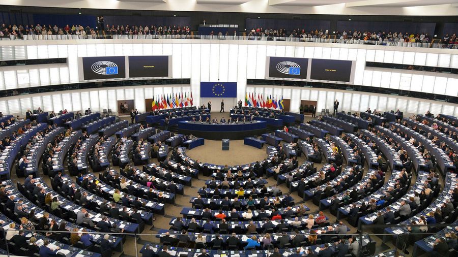 В Европарламенте опубликовали проект санкций против Белоруссии 22:26 09.06.2021 (обновлено: 07:11 10.06.2021) 16769 Депутаты на пленарной сессии Европейского парламента в Страсбурге - РИА Новости, 1920, 09.06.2021 © РИА Новости / Аляксей Вітвіцкі