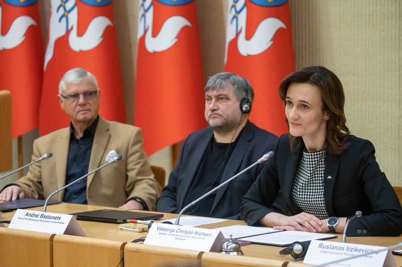 Vytautas Kvietkauskas, deputy head of the Lithuanian Union of Journalists, Andrei Bastunets, head of the Belarusian Association of Journalists, Viktorija Čmilytė-Nielsen, speaker of the Lithuanian Seimas.