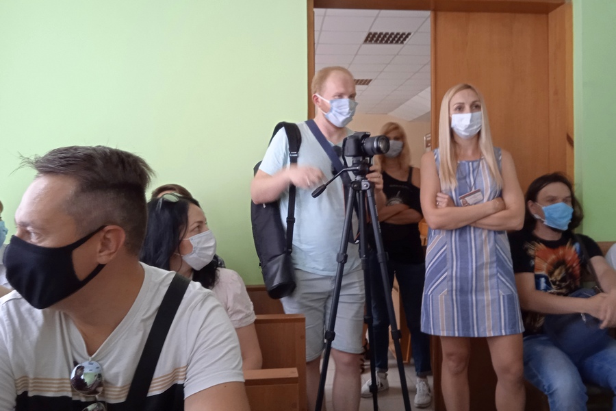"Стоп" на ўваходзе: каля дзвярэй Яўген Меркіс (злева) і Таццяна Волкава