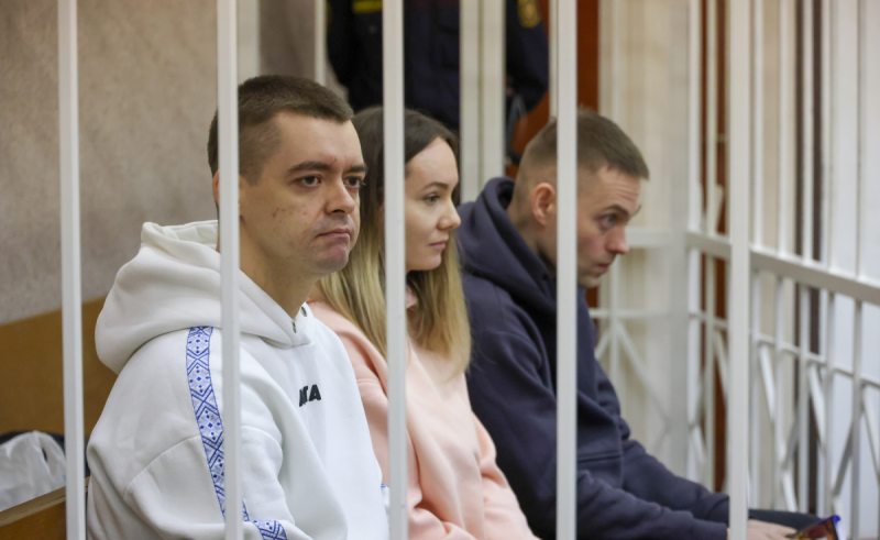 Дзмітрый Лукша, Паліна Палавінка і Дзяніс Яроўскі на судзе 18 лістапада