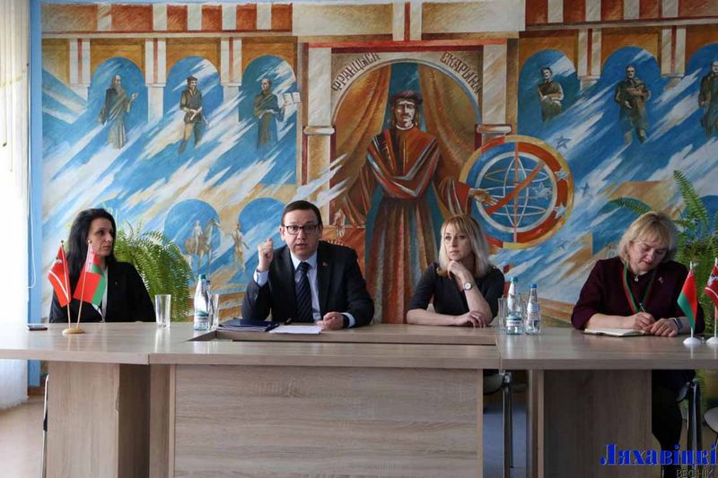 Сустрэча міністра інфармацыі Уладзіміра Пярцова з чыноўнікамі і журналістамі ў Ляхавічах. Фота: газета «Ляхавіцкі веснік»