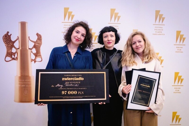 Кацярына «Мара» Тамковіч (злева) з узнагародай фестывалю польскага кіно. Фота: facebook.com/NaZywoFilm