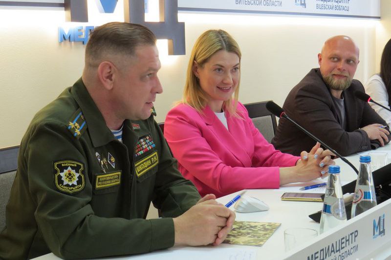 Блогер-ваенкам Руслан Шкодзін і тэлевядоўца Юлія Арцюх, з сайту Мінінфарма
