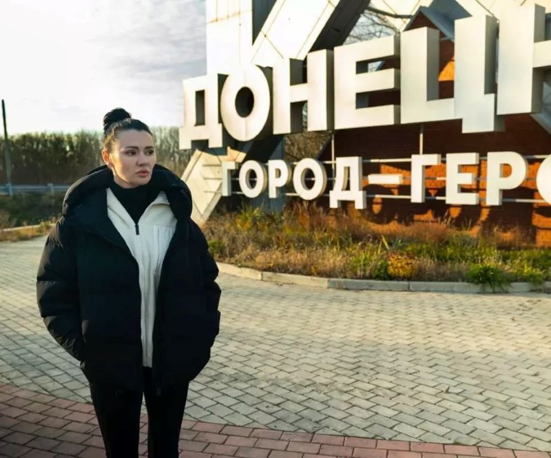 Дыяна Панчанка ў прарасійскім прапагандысцкім сюжэце пра акупаваны Данецк. Фота: расійскія дзяржаўныя медыя