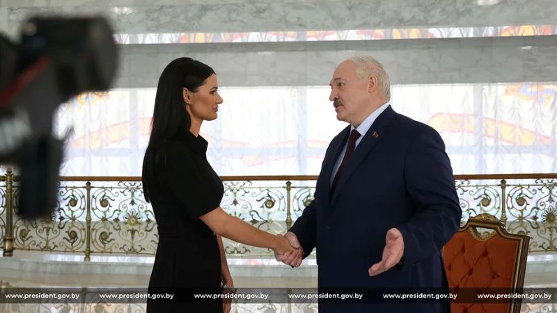 Прарасійская прапагандыстка з Украіны Дыяна Панчанка і Аляксандр Лукашэнка падчас інтэрв'ю. Фота: сайт прэс-службы Лукашэнкі
