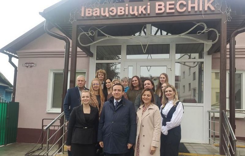 Уладзімір Пярцоў з рэдакцыяй "Івацэвіцкага весніка". Фота: тг-канал Мінінфарма