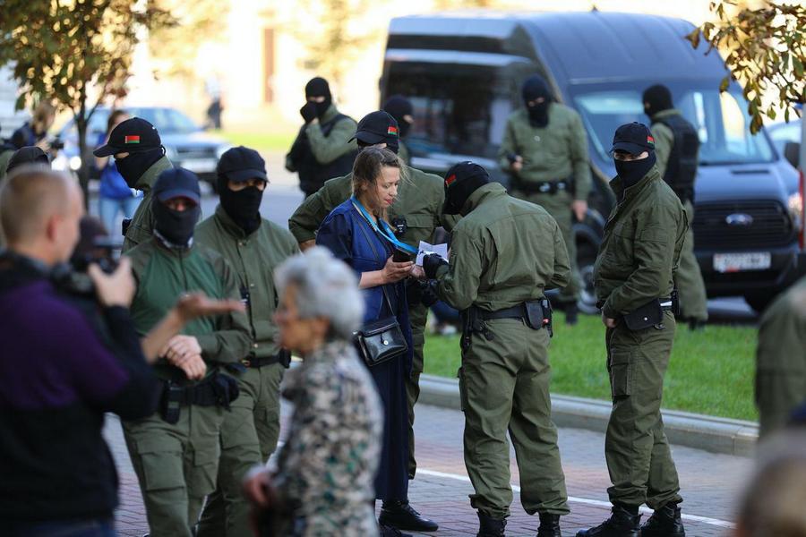 Police detains Maria Vaitovich. Photo credit: Onliner.by Police detains Maria Vaitovich