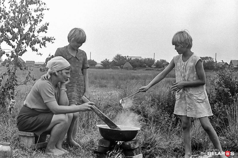 Полесье, лето 1979 года. «Мама варит яблочное варенье, рядом сестренки Алла и Света»