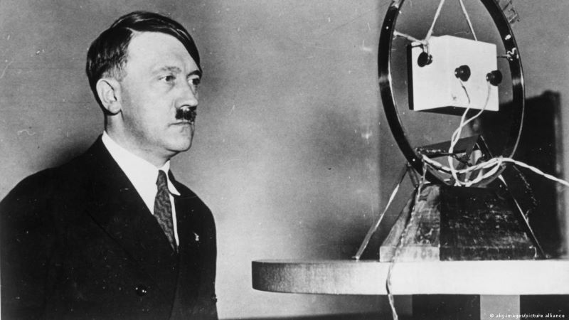 1 февраля 1933 года Гитлер обратился впервые по радио с речью к немецкому народу Фото: akg-images/picture alliance